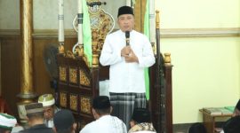 Wali Kota Ternate M. Tauhid Soleman saat Menyerahkan Lahan Kubur kepada Warga Kelurahan Fitu.