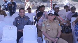 Kepada Dinas Perhubungan Mochtar Hasyim Bersama Wali Kota Ternate M. Tauhid Soleman. (Istimewa/Rakyatmu)