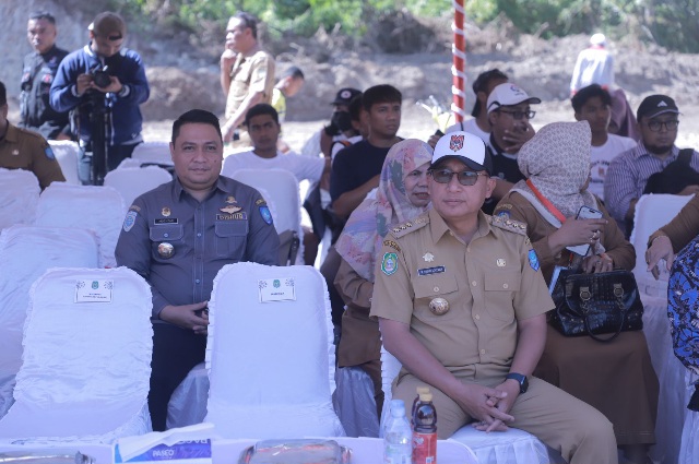 Kepada Dinas Perhubungan Mochtar Hasyim Bersama Wali Kota Ternate M. Tauhid Soleman. (Istimewa/Rakyatmu)