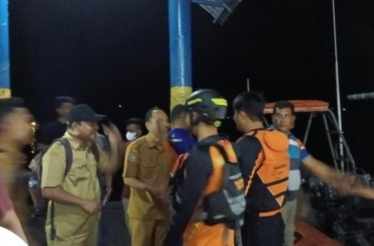 Penumpang Dievakuasi di Pelabuhan Semut, Mangga Dua Ternate. (Basarnas for Rakyatmu)