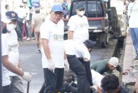 Wali Kota Ternate M. Tauhid Soleman Bersama BPPW Bersih-bersih di Kelurahan Makassar Timur. (Ko Edo Huka)