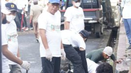Wali Kota Ternate M. Tauhid Soleman Bersama BPPW Bersih-bersih di Kelurahan Makassar Timur. (Ko Edo Huka)