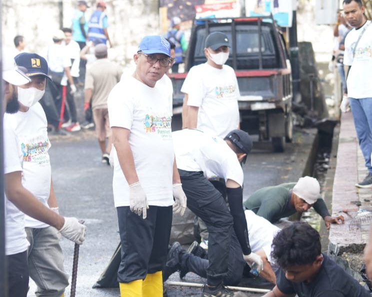 Wali Kota Ternate M. Tauhid Soleman Bersama BPPW Bersih-bersih di Kelurahan Makassar Timur. (Ko Edo Huka)