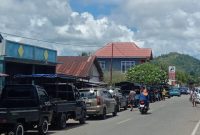 Antian Mobil untuk Mengisi BBM di SPBU Sanana. (Rakyarmu)