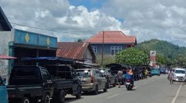 Antian Mobil untuk Mengisi BBM di SPBU Sanana. (Rakyarmu)