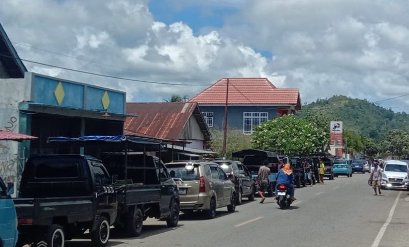 Antian Mobil untuk Mengisi BBM di SPBU Sanana. (Rakyarmu)