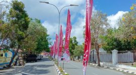 Umbul-umbul Festival Tanjung Waka Tahun 2023 di Jalan Protokol Sanana. (Rakyatmu)