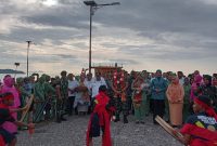 Pangdam XVI Pattimura Mayjen TNI Syafrial bersama istrinya Ny. Sinta Damayanti Disambut dengan Tarian Cakalele. (Rakyatmu)