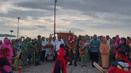 Pangdam XVI Pattimura Mayjen TNI Syafrial bersama istrinya Ny. Sinta Damayanti Disambut dengan Tarian Cakalele. (Rakyatmu)