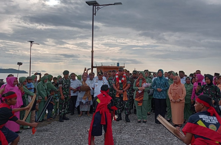 Pangdam XVI Pattimura Mayjen TNI Syafrial bersama istrinya Ny. Sinta Damayanti Disambut dengan Tarian Cakalele. (Rakyatmu)