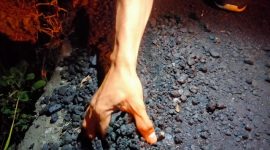 Jalan yang Baru Dibangun Sangat Mudah Dicungkil Pakai Tangan Kosong. (Rakyatmu)