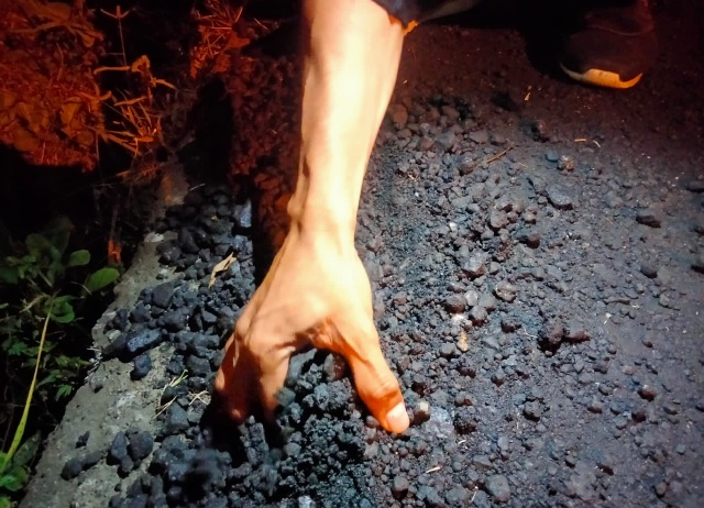 Jalan yang Baru Dibangun Sangat Mudah Dicungkil Pakai Tangan Kosong. (Rakyatmu)