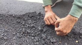 Jalan Aspal di Kelurahan Kalumata, yang Baru Dikerjakan Mudah Dibongkar Menggunakan Tangan. (Rakyatmu)