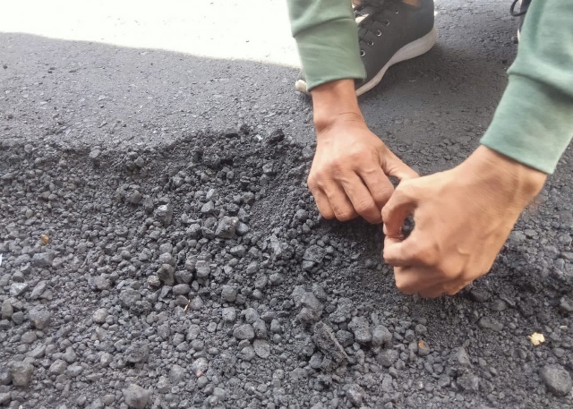 Jalan Aspal di Kelurahan Kalumata, yang Baru Dikerjakan Mudah Dibongkar Menggunakan Tangan. (Rakyatmu)