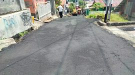 Proses Perbaikan Jalan Hotmix di Kelurahan Kalumata. (Rakyatmu)