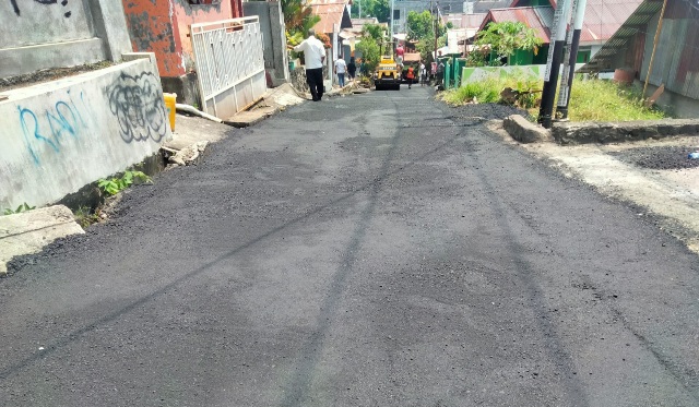 Proses Perbaikan Jalan Hotmix di Kelurahan Kalumata. (Rakyatmu)