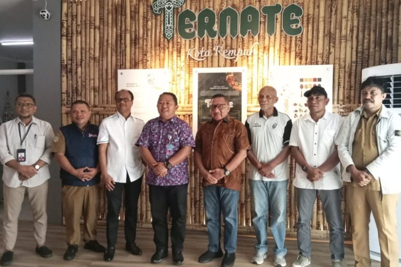 Pemerintah Kota Ternate dan PT Malut Maju Sejahtera Foto Bersama Usai Rapat di Kantor Bappelitbangda. (Rakyatmu)