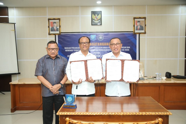 Penandatanganan Naskah Perjanjian Pelaksanaan Pekerjaan Hibah Perbaikan Lapangan dan Renovasi Stadion Gelora Kie Raha Ternate. (Rakyatmu)
