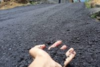 Pembangunan Jalan Yang Baru Diperbaiki Bisa Dibongkar Menggunakan Tangan. (Rakyatmu)