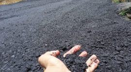 Pembangunan Jalan Yang Baru Diperbaiki Bisa Dibongkar Menggunakan Tangan. (Rakyatmu)