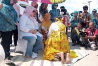 Ketua TP PKK Provinsi Maluku Utara Ny. Hj. Faoniah Jaohar Kasuba Disambut dengan Adat Pulau Taliabu. (Rakyatmu)