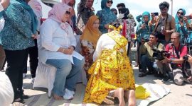 Ketua TP PKK Provinsi Maluku Utara Ny. Hj. Faoniah Jaohar Kasuba Disambut dengan Adat Pulau Taliabu. (Rakyatmu)