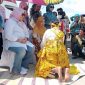 Ketua TP PKK Provinsi Maluku Utara Ny. Hj. Faoniah Jaohar Kasuba Disambut dengan Adat Pulau Taliabu. (Rakyatmu)