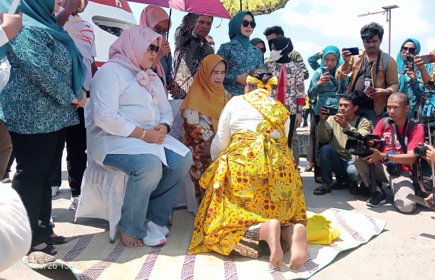 Ketua TP PKK Provinsi Maluku Utara Ny. Hj. Faoniah Jaohar Kasuba Disambut dengan Adat Pulau Taliabu. (Rakyatmu)