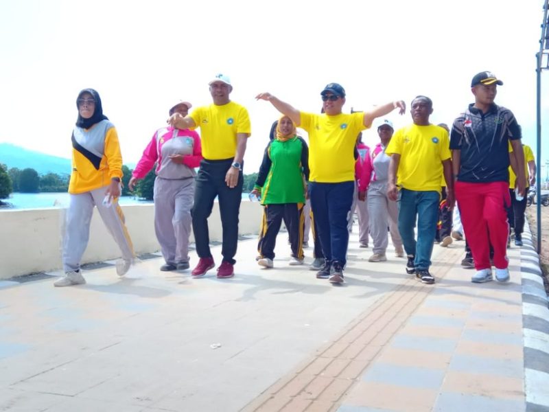 Bupati Pulau Taliabu Aliong Mus Jalan Pagi di Lokasi Jogging Track yang Diresmikan. (Rakyatmu)