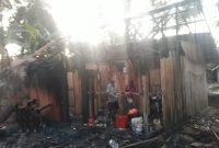 Satu rumah di Desa Fogi, Kabupaten Kepulauan Sula hangus terbakar. (Rakyatmu)