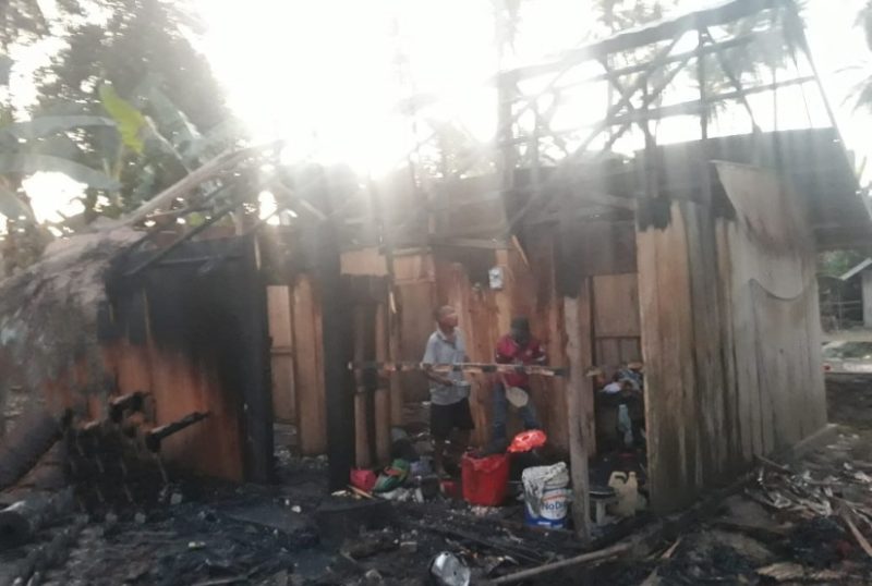 Satu rumah di Desa Fogi, Kabupaten Kepulauan Sula hangus terbakar. (Rakyatmu)
