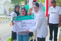 Bupati Kepulauan Sula Fifian Adeningsih Mus Memberikan Kartu BPJS kepada Warganya. (Rakyatmu)