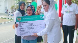Bupati Kepulauan Sula Fifian Adeningsih Mus Memberikan Kartu BPJS kepada Warganya. (Rakyatmu)