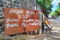 Plang Kritikan Tidak Senonoh Terpasang di TPS RT 17 Kelurahan Kalumata, Kota Ternate. (Rakyatmu)