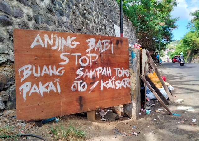 Plang Kritikan Tidak Senonoh Terpasang di TPS RT 17 Kelurahan Kalumata, Kota Ternate. (Rakyatmu)