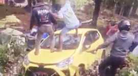 Warga Saat Memukul Kaca Depan Mobil yang Dikendarai AT. (Rakyatmu)