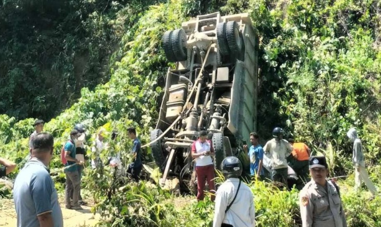 Mobil Truk Menabrak Tebing Desa Fidi Jaya, Kabupaten Halmahera Tengah. (Alwan for Rakyatmu)