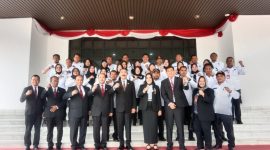 Bupati Kepulauan Sula dan Rektur IPDN Jatinangor bersama Perserta Bimtek. (Rakyatmu)