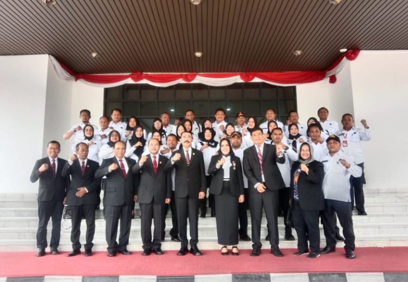 Bupati Kepulauan Sula dan Rektur IPDN Jatinangor bersama Perserta Bimtek. (Rakyatmu)