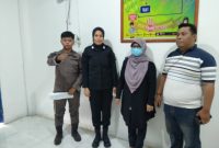 Kejari Ternate Menahan Elly Wisna (Pakai Masker) Setelah Terbukti Melakukan Penghinaan Terhadap Orang Tua Siti Masita Ahmad. (Istimewa/Rakyatmu)