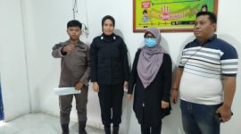 Kejari Ternate Menahan Elly Wisna (Pakai Masker) Setelah Terbukti Melakukan Penghinaan Terhadap Orang Tua Siti Masita Ahmad. (Istimewa/Rakyatmu)