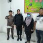 Kejari Ternate Menahan Elly Wisna (Pakai Masker) Setelah Terbukti Melakukan Penghinaan Terhadap Orang Tua Siti Masita Ahmad. (Istimewa/Rakyatmu)