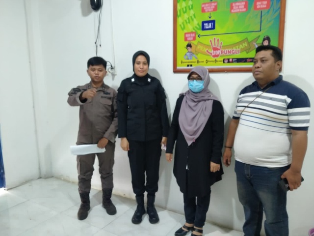 Kejari Ternate Menahan Elly Wisna (Pakai Masker) Setelah Terbukti Melakukan Penghinaan Terhadap Orang Tua Siti Masita Ahmad. (Istimewa/Rakyatmu)