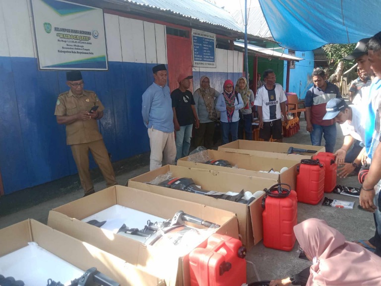 Bantuan Aspirasi Alien Mus Berupa 20 Unit Mesin Laut kepada Kelompok Nelayan Kepulauan Sula. (Rakyatmu)