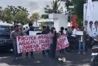 HPPMMK Gelar Aksi Unjuk Rasa di Depan Kantor Wali Kota Ternate. (Rakyatmu)