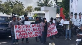 HPPMMK Gelar Aksi Unjuk Rasa di Depan Kantor Wali Kota Ternate. (Rakyatmu)