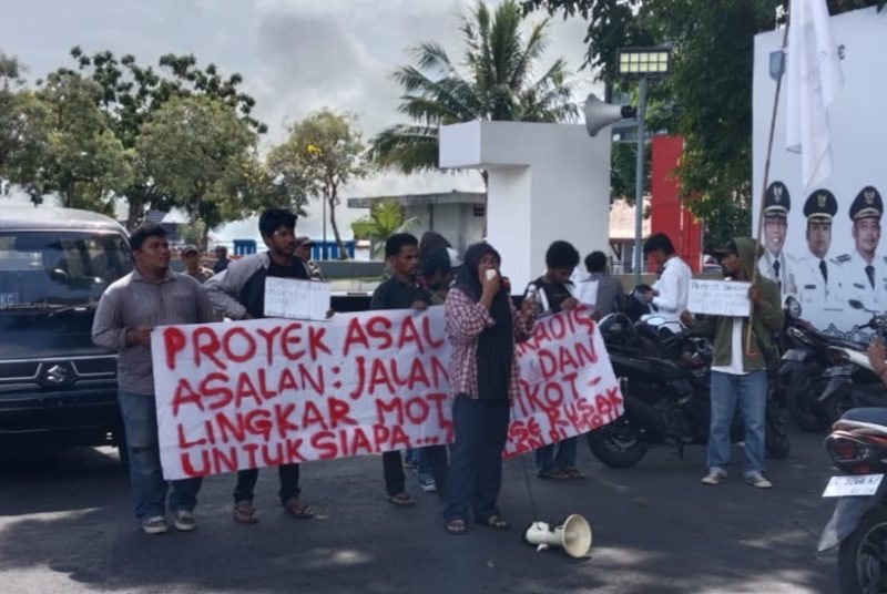 HPPMMK Gelar Aksi Unjuk Rasa di Depan Kantor Wali Kota Ternate. (Rakyatmu)