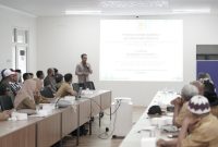 Pengelola KSM TPS 3R Mulyoagung Bersatu Kabupaten Malang saat Menyampaikan Materi Bimtek Terkait Penanganan Sampah di Kantor Bappelitbangda Kota Ternate. (Ewin for Rakyatmu)