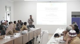 Pengelola KSM TPS 3R Mulyoagung Bersatu Kabupaten Malang saat Menyampaikan Materi Bimtek Terkait Penanganan Sampah di Kantor Bappelitbangda Kota Ternate. (Ewin for Rakyatmu)