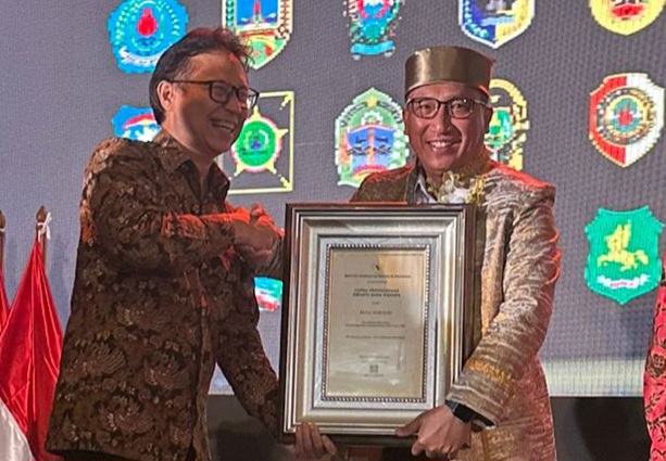 Wali Kota Ternate M. Tauhid Soleman Terima Penghargaan Swasti Saba Padapa dari Menteri Kesehatan Republik Indonesia. (Humas For Rakyatmu)